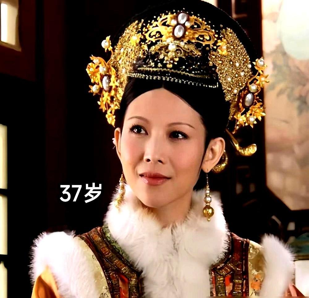 孙俪拍完《甄嬛传》十多年，至今不敢点开自己的戏看回放。

这不是矫情，是当年真拿命在演。那时候剧组里陶昕然、蒋欣、热依扎个个才二十出头，演浣碧的蓝盈莹连中戏都没毕业。蓝盈莹多年后重看，只后悔自己没减肥，但偏偏就是那份青涩，把角色的拧巴演得无比真实。

你再看现在的小花们，妆造再怎么像，眼神里也透不出