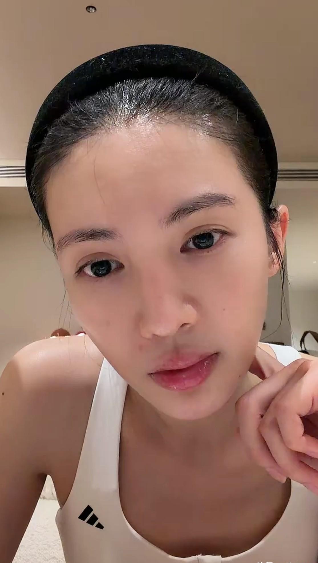 本以为换人风波会让两人尴尬，金晨却在直播里把王楚然夸了一通。
10月13日那场直播，不少人本是冲着看热闹去的，结果她一开口，直接把这口瓜给咽了回去。
聊到《现在就出发》，她不仅没避嫌，反而直夸王楚然在节目里放得开、有意思，甚至还劝观众别带情绪，千万别因为她自己的原因就赌气不看节目。
这番话讲出