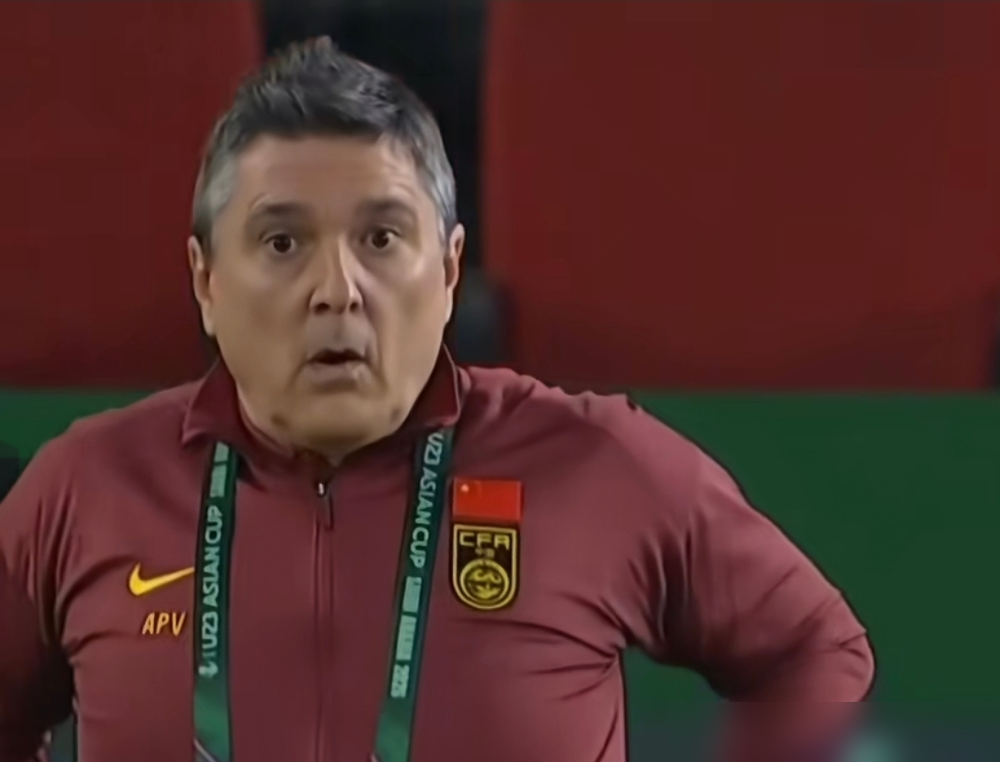 韩国主帅刚说要给中国队种下恐韩症，转头自家媒体就慌了。
韩媒《Footballist》直接发文，管37岁的吴曦叫中国的莫德里奇，说最危险的不是年轻人，是这个老将。
张玉宁也被点名，1米86的支点中锋，跟吴曦互相喂饼，两人包办了中国队大半的进球。
嘴上说韩国队历史交手5胜1负占优，身体却很诚实，