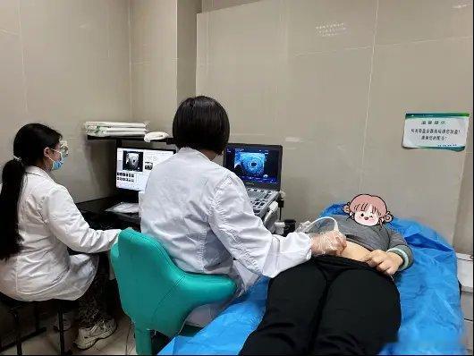 #37岁女子备孕拒体检确诊癌症晚期#湖南邵阳37岁肖女士多年不孕，进行试管助孕。因为担心影响备孕，她拒绝一切体检和用药。后期出现胸闷气喘，误以为只是备孕焦虑，一拖再拖。等到稍微活动就呼吸困难才就医，检查发现气管被肿瘤堵塞近80%，确诊罕见腺样囊性癌。这种肿瘤沿气管浸润生长，难以根治切除。
 ​