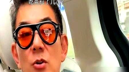 演唱会一唱完，任贤齐居然不走了，直接在衢州街头扎下了根。

原来是周迅偷偷塞给他一张手写纸条。上面没写客套话，全塞满了马站底街巷里的烤饼、水晶糕，还有辣得冒汗的卤鸭掌。

任贤齐揣着这几行字，挨家挨户钻苍蝇小馆，吃得满头大汗，当场在网上喊话谢周迅。

见过大世面的天王，偏偏被一张皱巴巴的土味菜单勾住