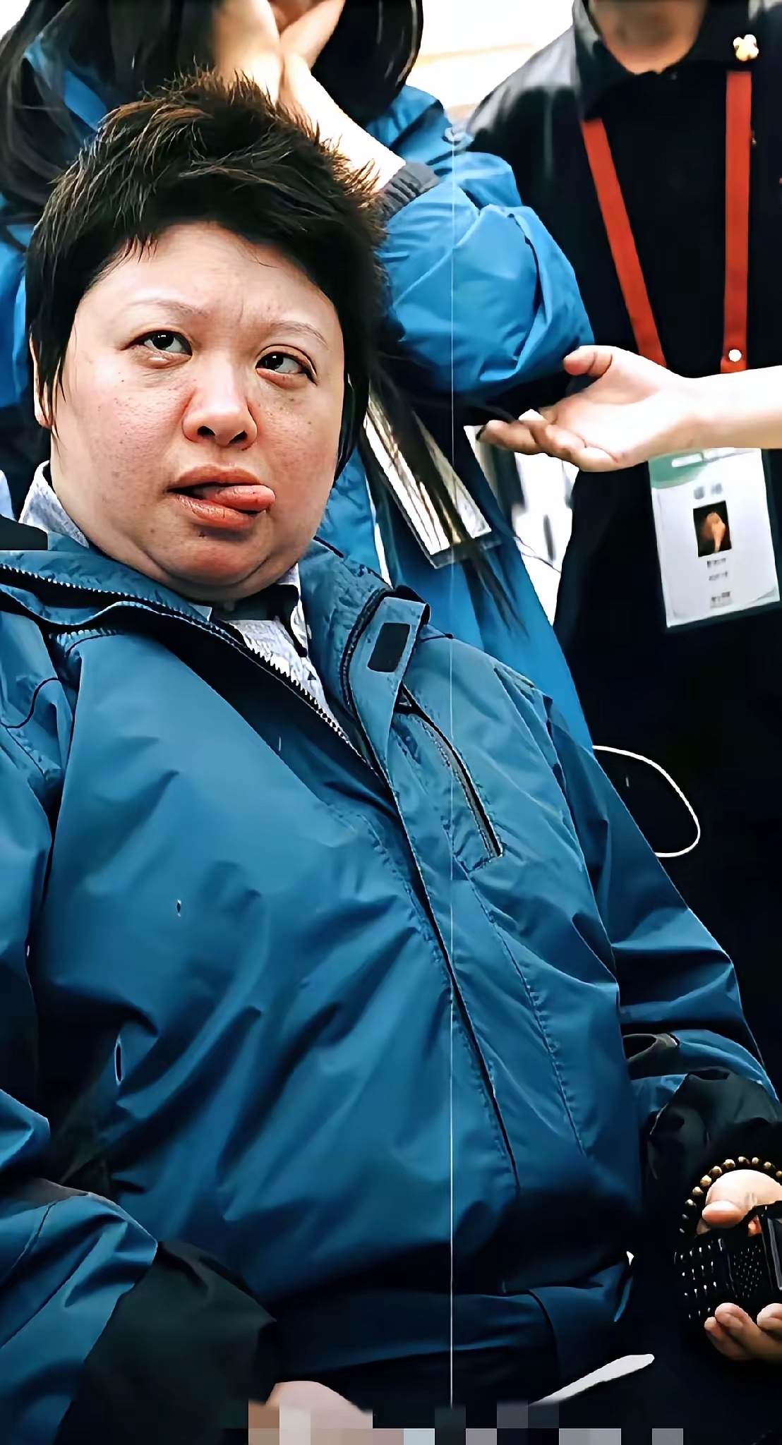 全网心疼韩红！半生倾尽家财做公益，却抵不过网友一句断章取义

这个时代最让人寒心的一件事，莫过于：好人拼尽全力行善，坏人费尽心思挑刺。
最近韩红再次被推上舆论风口，起因仅仅是一句随口的北京方言。
大家多多支持影片，一句接地气的“走个面儿”，本是拉近观众的客气话、江湖客套语。

可就是这么一句简简单单