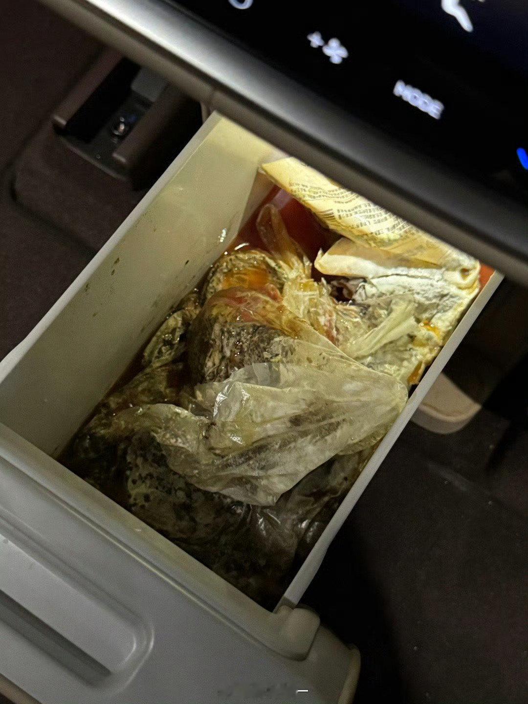 我就是车载冰箱使用率不高的那类人，曾经我把一袋西红柿放车载冰箱里，好几个月忘了拿，结果在冰箱里臭了。我的车几乎都有冰箱，但几乎都不用[允悲]#车载冰箱实际使用率不足5%# ​