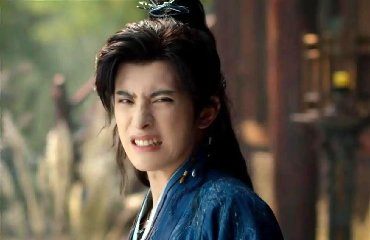 敖瑞鹏你是懂选剧本的！把李长寿那种“表面装淡定，背地里八百个心眼子”的苟道感演得活灵活现，每一个小表情都长在笑点上，《师兄太稳健》能爆，他的演绎至少占一半功劳！ ​