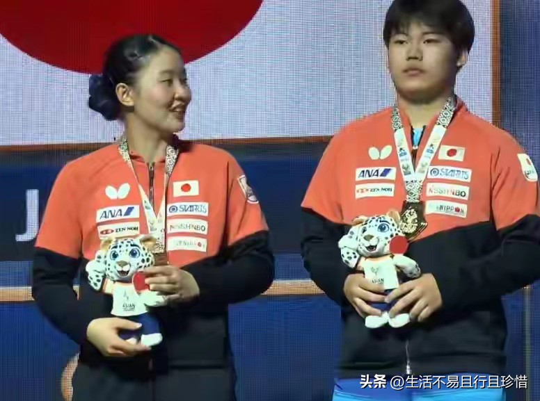 松岛辉空是多么不耐烦多么讨厌张本美和，混双颁奖典礼上张本美和试图想跟松岛辉空讲话，可松岛辉空两眼目视前方，根本看不出来想搭张本美和话的意思，这样让张本美和很尴尬的，果然少爷就是少爷，一副无所谓的样子。