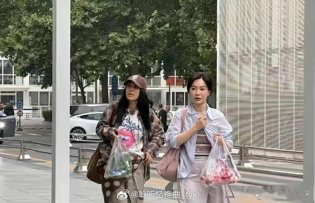 那英和陈数现身大街，原来明星们离开了美颜和滤镜，也和我们普通人一样，没啥区别。你们说是不是？ ​