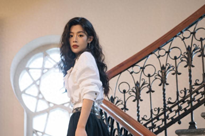 陈丽君越剧舞台转战横店！搭档魏哲鸣出演《祝姑娘》主打无CP纯事业权谋，女扮男装闯官场，能不能守住原著人设？ ​