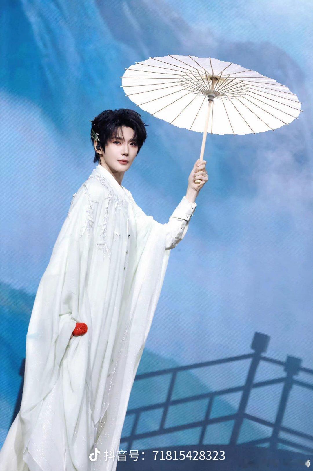 #郝熠然[超话]# ❤️ #向全世界安利郝熠然# 

宝宝，今天回北京了吗？十月一去哪玩呀？我想偶遇一下[打call]这么近，那么美，周末到河北！高铁也就一个小时！梦一个[哇]

​