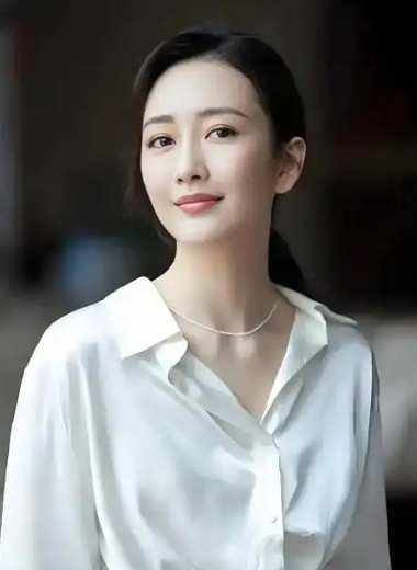 王鸥这人，
不能细究。 
她的采访太敢说，仔细一查才发现，今天一个人带娃这个结局，她十年前就把理由一条一条说完了。
这两天全网都在夸王鸥想得开，敢一个人把孩子带大。我的看法不太一样，她不是突然想开的，她是一直没变过。
翻了些她早年的采访。有人问她，耗这么多年为什么不结婚，她答得干脆，没有人啊。旁边的