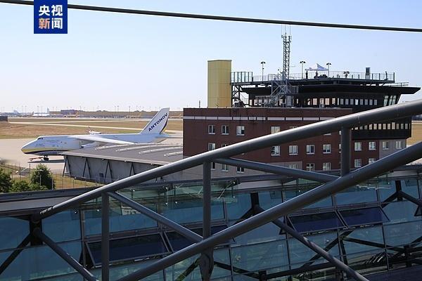 莱比锡疑云
欧盟外交与安全政策高级代表卡拉斯2日说，欧盟已就德国莱比锡机场无人机袭击未遂事件召见俄罗斯驻欧盟大使。
德国警方8月5日在莱比锡机场一架乌克兰运输机附近发现并控制一架无人机，无人机上据称装有带引信的爆炸物。德国说是俄罗斯干的，俄罗斯说是乌克兰干的。到底谁干的?
到底谁干的其实没有答案。只