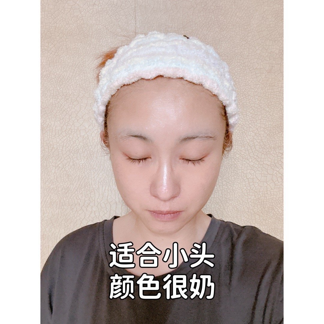 在家里可以用的发带，洗脸化妆够可以1.熊猫头（适合大头）我的万年发带哈哈哈这个很软乎乎，不勒，颜值高，我非常喜欢缺点越戴越松，所以需要换。品控多少有点问题，多买几个会发现松紧有差异，但是问题不大，都能接受。2.今治发带（适合小头）也是不勒的，颜色很好看，毛巾料，也是软乎乎戴久了多少都会松，就是头太大别买，比第一个紧。颜色超级多，躺下也行，没有疙疙瘩瘩的地方。3.balcony发带这个牌子的洗脸发带，绝对不勒头，还可以把碎发好好拢住。而且颜值特别高，蓬松的很大一个。但是比较小众一点哈ps：发带基本都会越戴越松，所以如果你买小了，可以套在比较大的地方，比如垃圾桶花盆之类的比你头宽的地方，撑一下就松点了哈。超会买指南双十一必囤好物清单