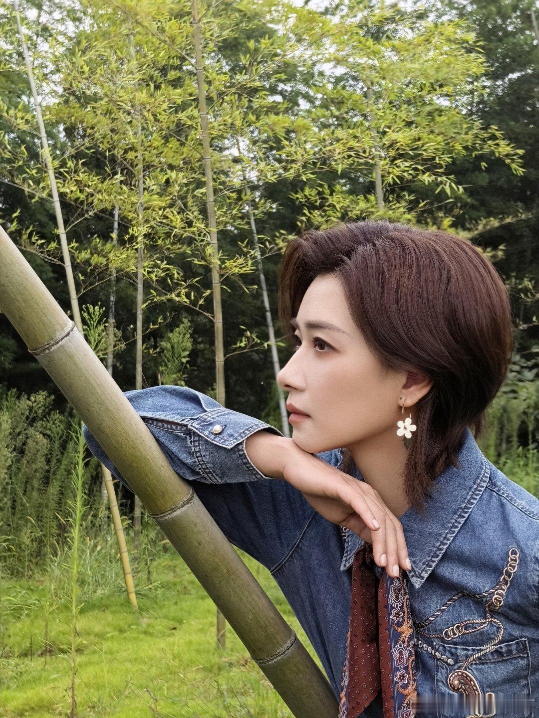 #万茜玉兔音反差感拉满了#没想到在秋晚的幕后花絮里面还能解锁隐藏技能，演绎鹿鸣的时候沉稳悠远，模仿玉兔的时候又带着孩童一般的天真软糯。#央视频月邀约##来央视频看中秋晚会迎和美好礼# ​