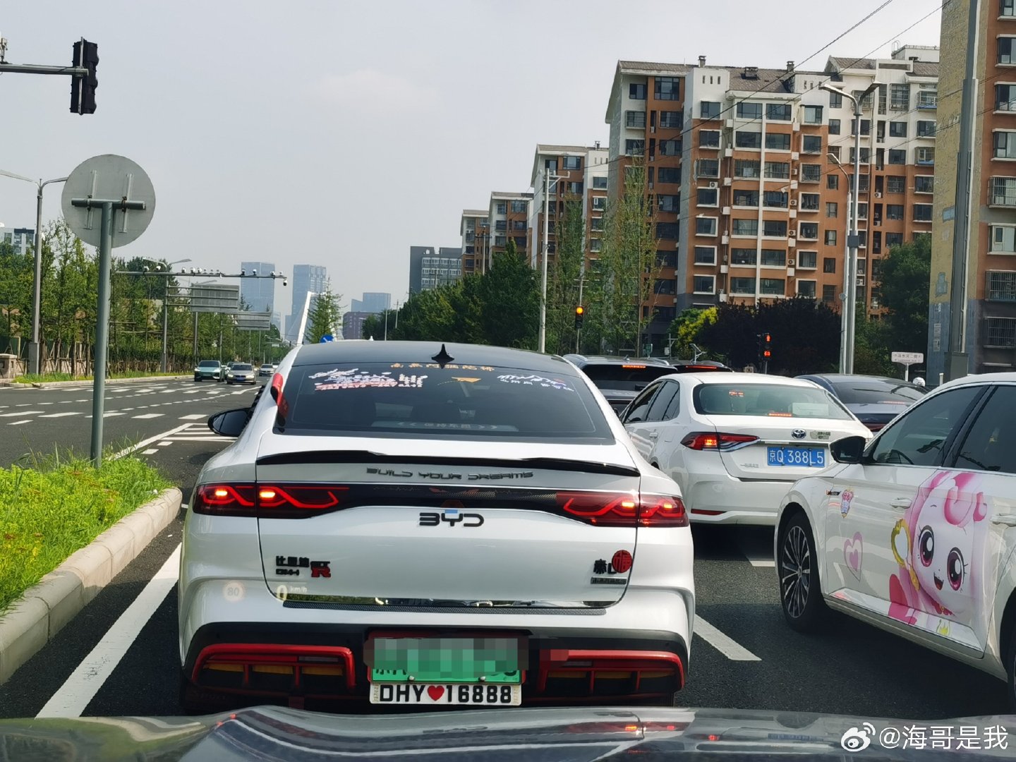 现在马路上，一个BYD，一个丰田，一个北汽，马路上溜达起来六亲不认。

在北京开车，你得把主要精力，都用于规避这些龟速车。

尤其在五环路，五环的最右道往往才是快速道。龟儿子们在内道溜达，油门轻轻压着，偶尔轻点刹车，连并道都省了。 ​