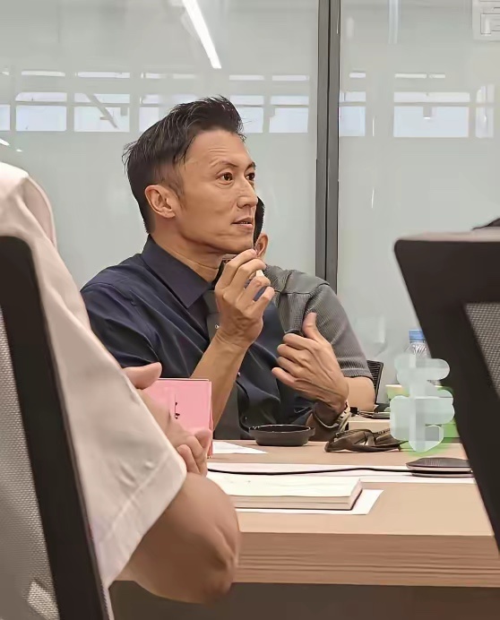 天呐，谢霆峰失去美颜滤镜后，竟然长这样！网友调侃：这样的在我们村都未必找得到老婆。
​46岁谢霆峰素颜照曝光，看起来并没有屏幕前的那么帅气，头发还有点稀疏，倒也符合这个年纪的气质。失去美颜后的谢霆锋确实接地气了，感觉还亲切了不少！
​对象还是天后王菲，谢霆峰也不走帅气小伙的路线了，毕 ​
