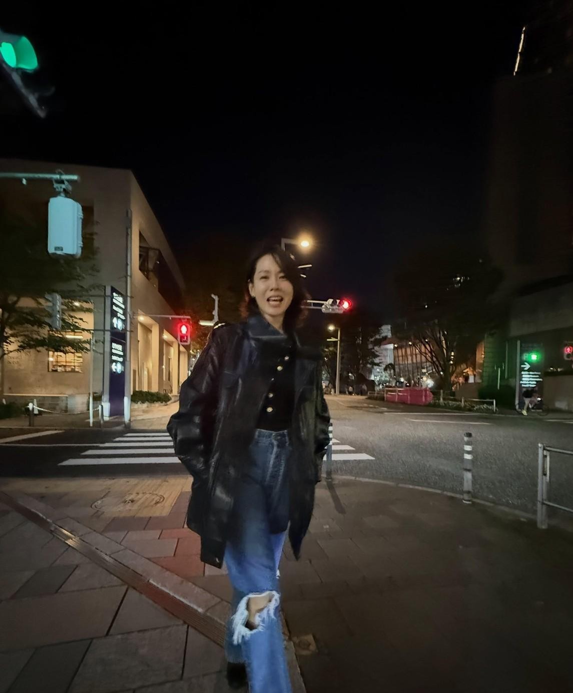 42岁的孙艺珍在日本东京街头随手一拍，直接把网友看愣了，评论区清一色都在刷那句“难怪玄彬非她不娶”。
长外套配牛仔裤，换了个利落的发型，在夜色里笑得眉眼弯弯。
很多女人结了婚、生了娃，整个人被琐碎家务磨得满脸倦意，但你看她，哪有一点被柴米油盐消耗过的痕迹？
有人羡慕她嫁对了人，被老公宠成了少女