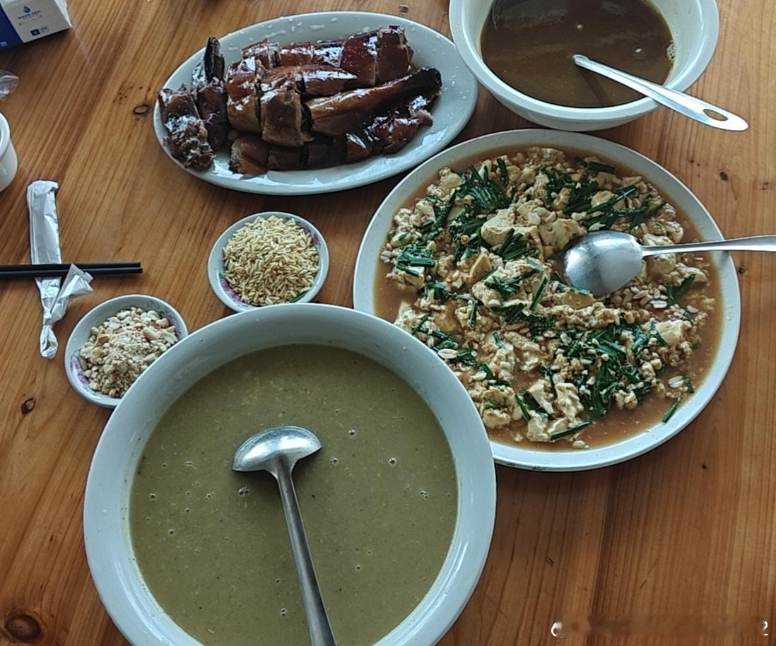 周末乡村游，打卡网红云浮云安茶洞发豪饭店
寻着郁南网红刘晶曾经的搭档、老表 阿发 老是发抖音引诱而来的，周末周边乡村游，顺便寻找美食，烧鹅是狮头鹅，用荔枝柴40分钟烧制，皮脆肉嫩新鲜不油，肥瘦刚好，甘香而不腻，值得一试，还好中午十二点赶到，吃到最后 ​
