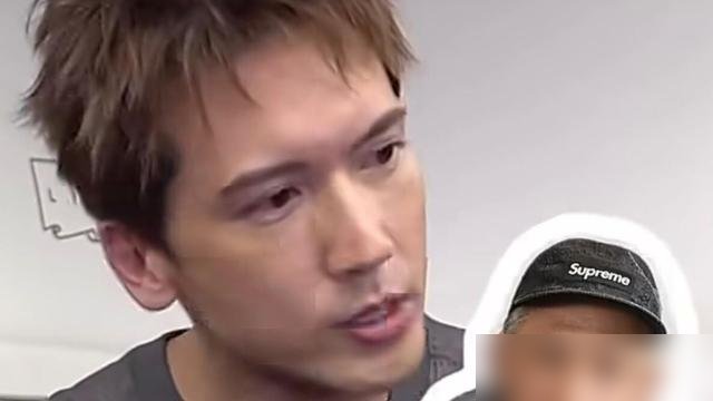 欠债百万，债主全是当年一起混的兄弟，换别人早翻脸了。关智斌被问起这事，就一句：没特别记着。还照常给张致恒孩子封红包。
当年Boy&39;z两个人，一个台上开演唱会，蔡卓妍站台，台下坐满人。另一个被追债追到圈内皆知，连阿Sa都承认借出去的钱当利是送了，不指望还。
关智斌给的不是钱，是理财建议。这话说得够