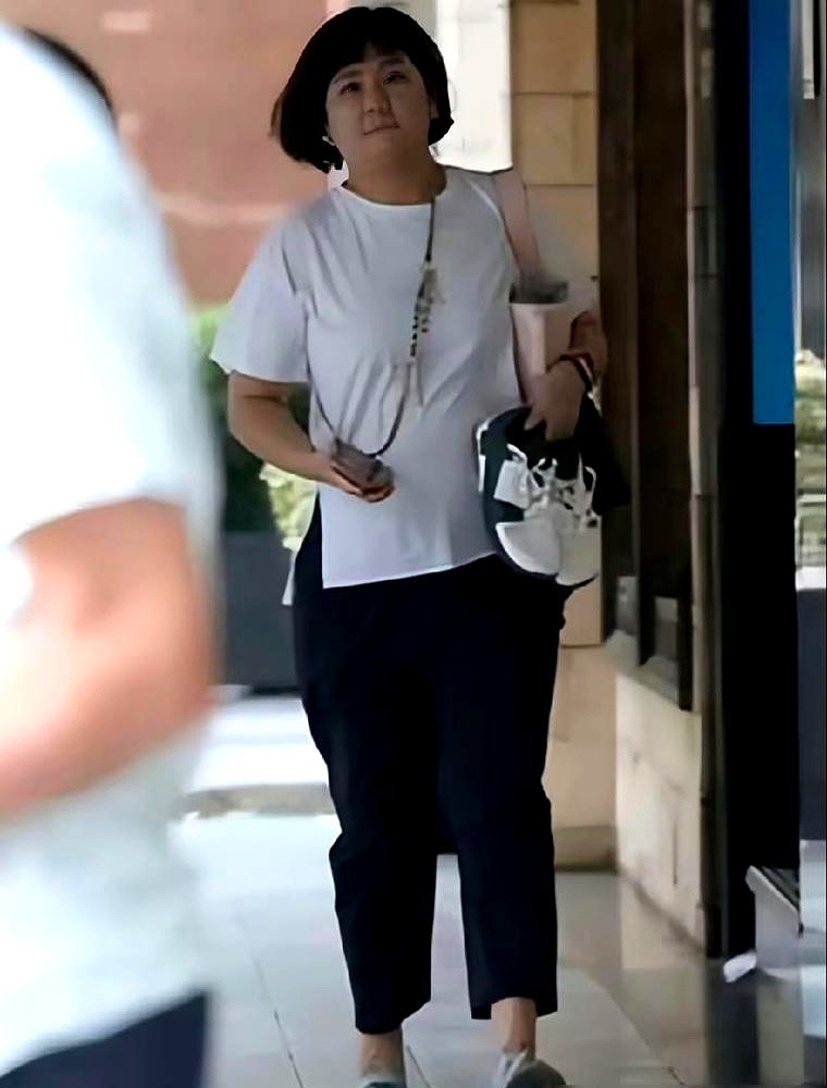 那场意外后，躺在病床上的任家萱满脑子都是还不上的房贷。

陈嘉桦和田馥甄走到病床前，丢下一句话：你安心养伤，房贷我们帮你还，以后我们养你。

这真不是说说而已。后来开演唱会，任家萱声带受损飙不上去高音。话筒刚放下，旁边的两人默契地把调子接了过去，没让场子冷下来哪怕一秒。

等任家萱高龄生娃，孩子一出
