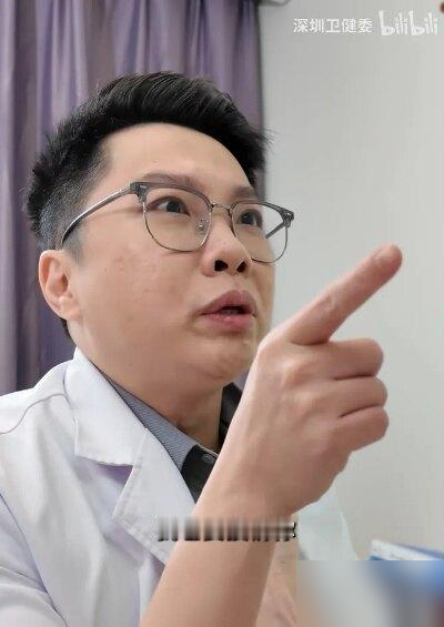 深圳卫健委那条短剧刷屏了。

说句实话，这剧我笑不出来，因为太扎心了——它演的是我们医患都不敢想的“平等对话”。

我不是医生，但家里有一位在三甲干了二十多年，退休前那几年，投诉这事儿真是压垮她的最后一根稻草。有人嫌等太久投诉，有人嫌解释太少投诉，甚至有人做完检查退单说“就是想退”。她跟我说过一句话