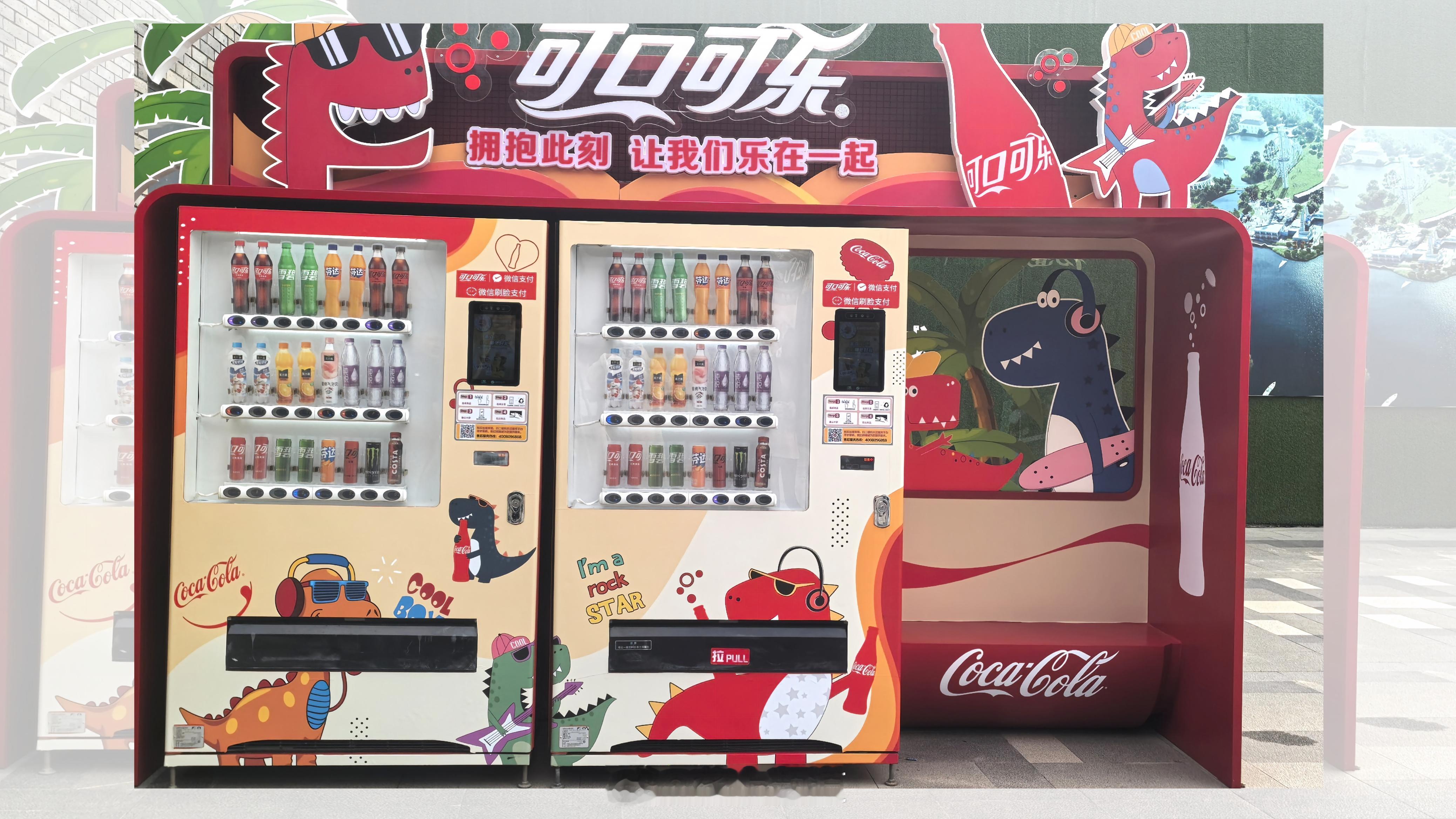 #湖北省人工智能＋消费创新场景票选# 6号【可口可乐智能冰柜】
智能冰柜项目，深度运用AI视觉识别、物联网及大数据分析技术，将传统冰柜升级为智慧零售终端。其核心赋能点在于：实现商品动态识别与智能库存管理，通过算法优化冷链节能调度，助力消费场景实现数字化、精细化的运营转型，有效提升终端管 ​