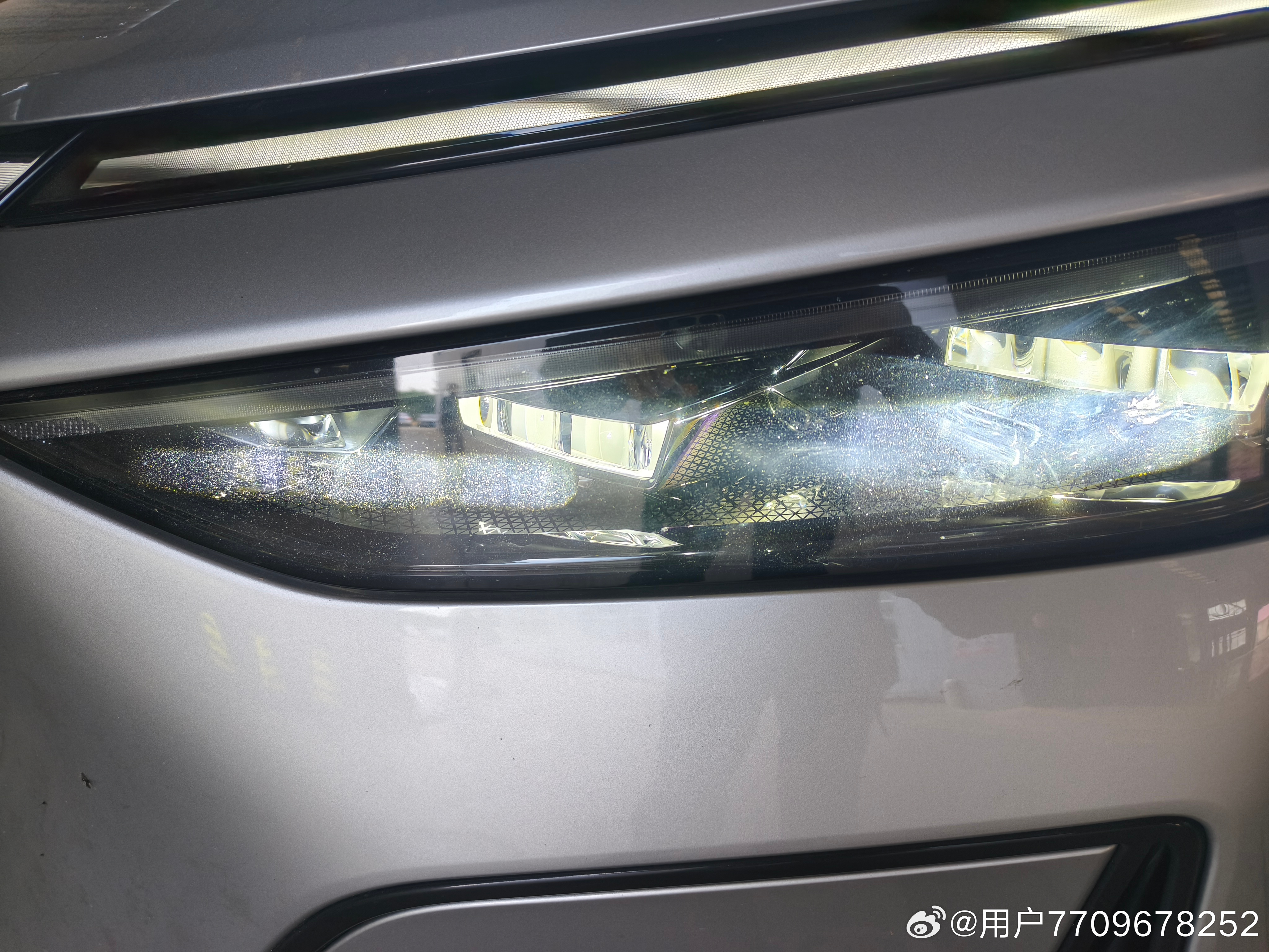 本人X9增程2026款MAX版本，9.28日厂家店内保养偶然发现前左右大灯，日间行车灯，前摄像头内部有明显异物，在本人多番提示非外观问题情况下店内负责人依旧怀疑外观问题用化清器清洗剂清洗并且无效 ​