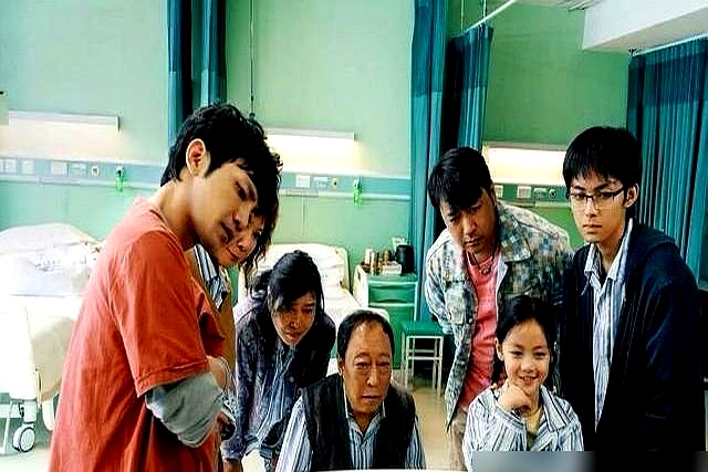 陈思诚拉上《士兵突击》原班人马，找张译当男主，首日票房才三千万，全网都在等着看他栽跟头，结果第二天直接翻倍狂轰六千万，一路逆跌冲到7个亿
 

开画前想看人数挤爆平台，点映票房破亿，第一天数据没达预期，多少人暗戳戳准备看笑话。谁能想到第二天口碑全面发酵，半个月破5亿，硬是把大盘给盘活了。
 

都以