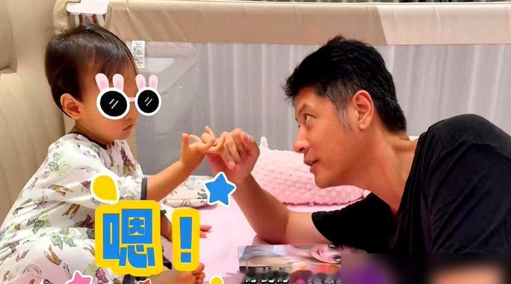任重拍戏回家，被亲闺女一脚踹下床，就因为他打呼噜。全网都在笑他家庭地位垫底。
视频里他抱着枕头站床边，一脸委屈。孙骁骁挺着二胎肚子坐床上，闺女嘻姐躺她怀里，母女俩齐刷刷指门外。任重苦笑：我在外头挣钱养家，回来连床沿都摸不着。
要知道孙骁骁今年41了，怀这二胎属高龄。8月官宣时配文1+1=4，B超