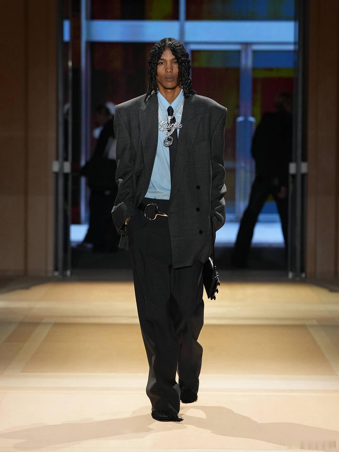 #GucciTheStoreShow#将多元身份融入衣着叙事，精致剪裁与人格魅力自然交织，以更具个性化的设计思路诠释不同人物的丰盈内在，共同呈现当代完整的风格图谱。点击