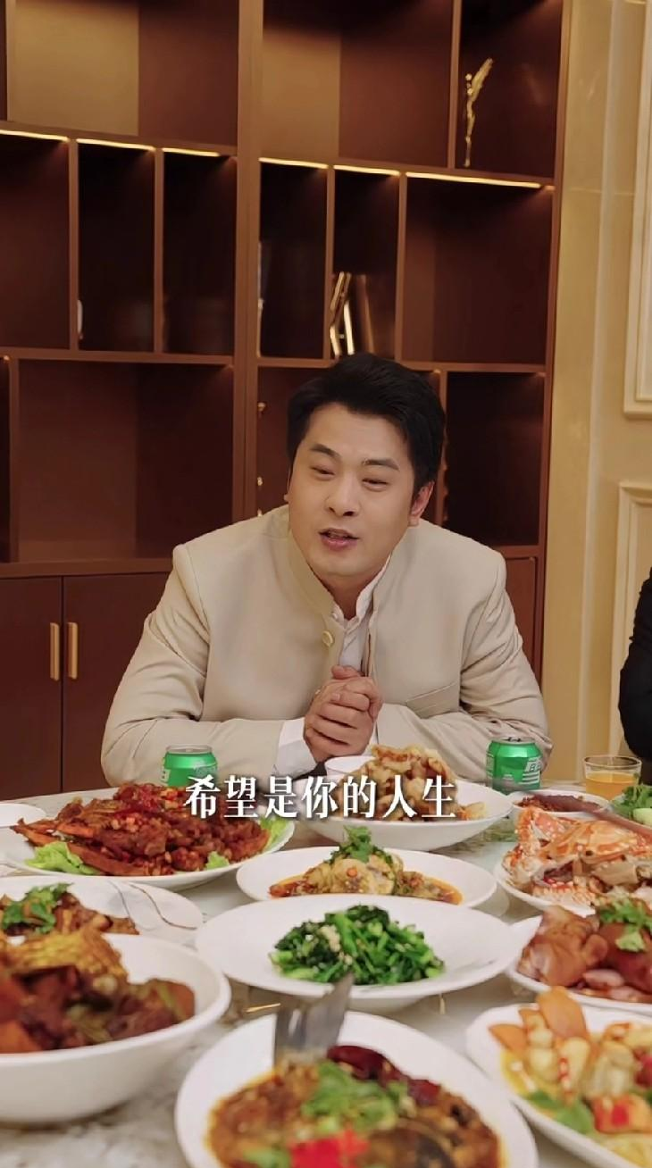 他跪下去那一刻，整个直播江湖都听见了膝盖落地的声音。 徐婕变成徐杰，不...