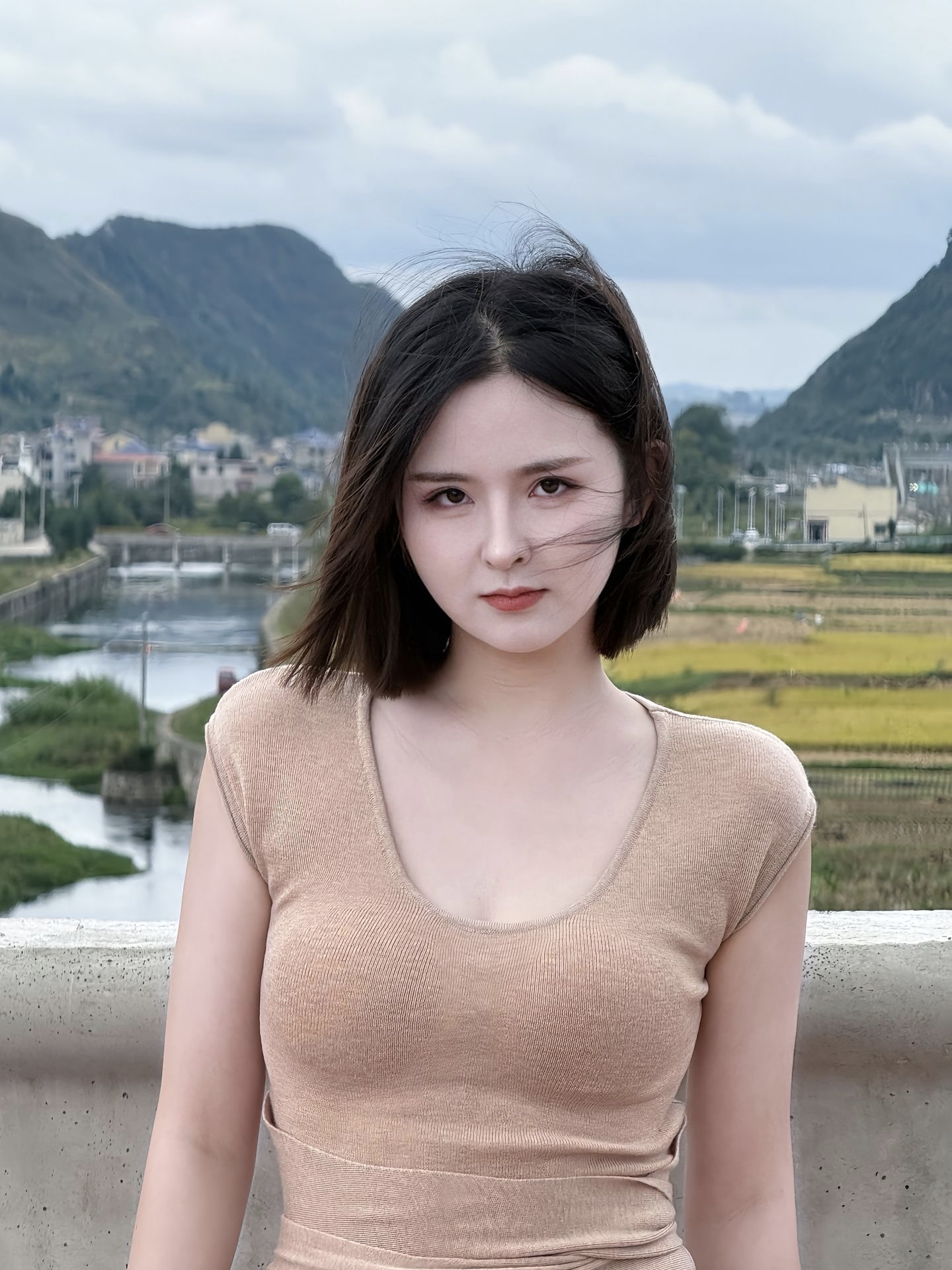 美女丝袜包臀裙随拍，颜值担当.