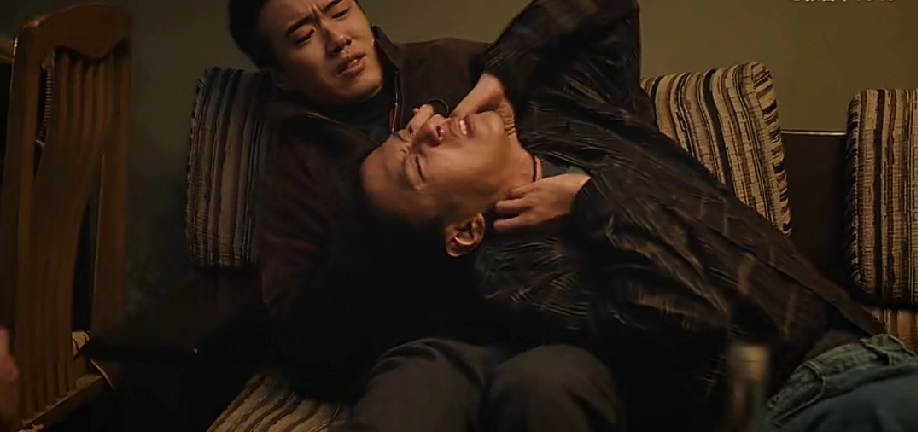 郝鹏死前一天，还在给刘阳张罗结婚的婚车。

动手的绳子，是刘阳腰上挂钥匙的那根。
《余红旧事》是生活悬疑，命案只是壳。

大结局这段，冷的不在手法，在理由。开头工友把刘阳砸晕扔进火场，用的是一套说辞。

结尾刘阳勒死从小一起长大的三眼，说的还是那套：我有老婆孩子，可你什么都没有。一字没改。

当年他