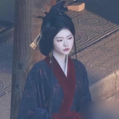 路透一出，全在夸梁洁何蓝逗，女主卢昱晓反而没声了。
《刺棠》片场，梁洁妆造一露脸，质感直接拉满，何蓝逗也抢眼。卢昱晓演的苏落薇，人设不是第一眼惊艳那挂，得靠隐忍权谋慢慢翻。
可问题是，剧还没播，路透已经把女主压下去了。
这不是头一回了。《云之羽》里她演上官浅，配角硬是反超主角热度。现在《刺棠》