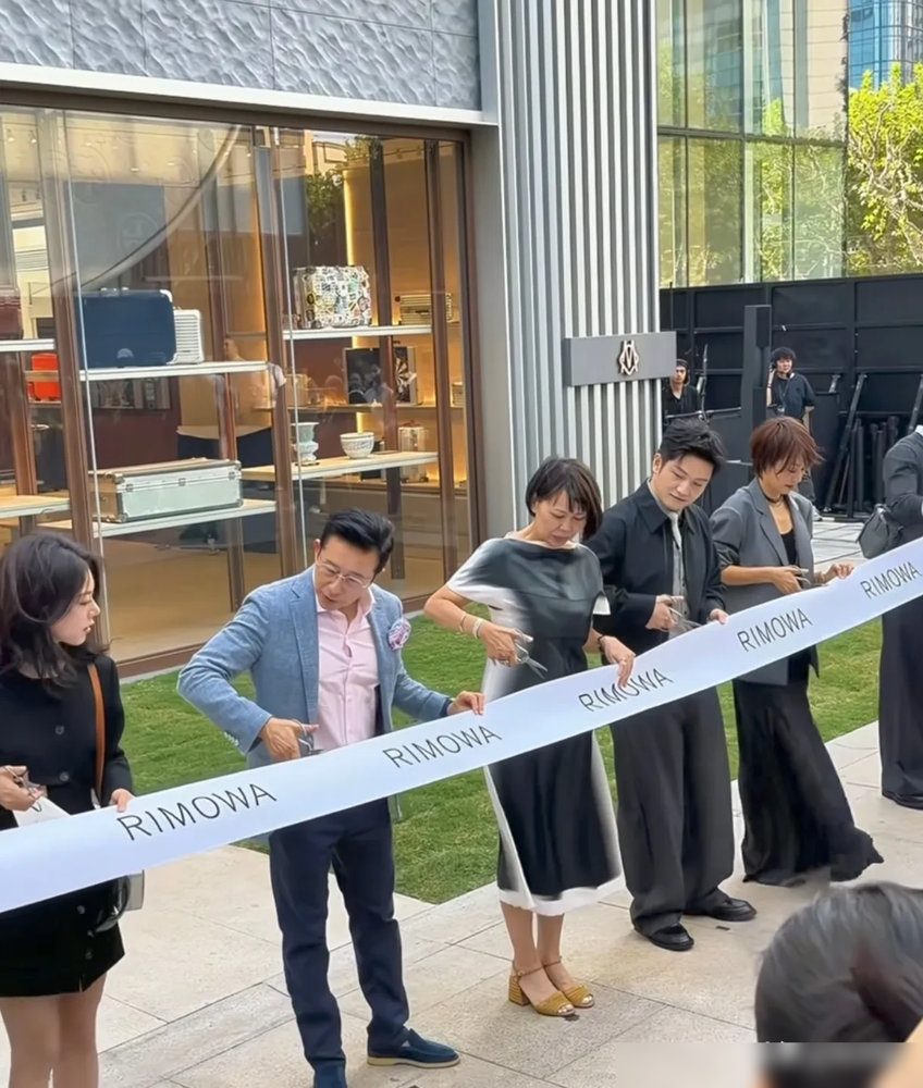 樊振东拎着个银色行李箱站台，剪彩时手都不知道往哪搁，眼睛一个劲儿往旁边马伊琍那儿瞟。
上海静安嘉里中心，RIMOWA大陆首家旗舰店开业，请了樊振东、马伊琍、赵今麦、许光汉四个。别人剪彩咔嚓一下完事，他倒好，先偷看马伊琍怎么叠丝带，再听主持人喊看中间才把脑袋转过来。
台下围得水泄不通，全是冲他来的