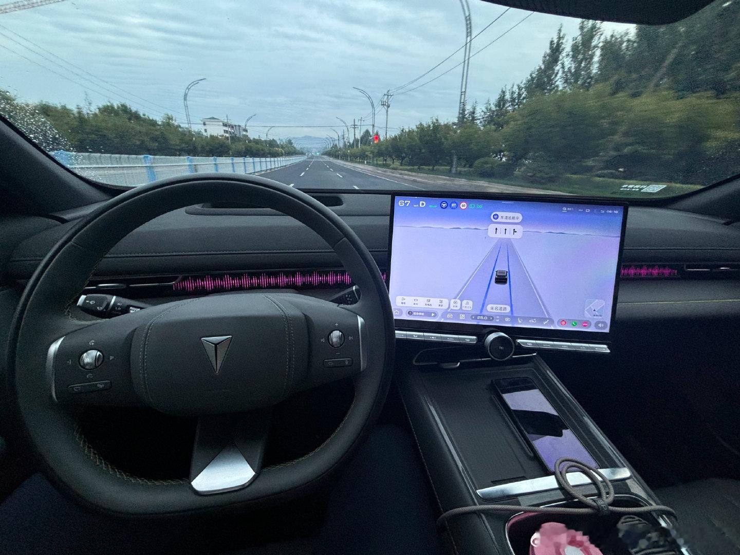归家
中秋归家，开着深蓝S07特别省心安心。07后备箱空间很宽裕，宝宝的婴儿车、带给长辈的中秋礼品全都轻松装下。满满一车不只是行李，更是我们回家的心意。一路平稳赶路，载着孩子和团圆期盼奔赴家的方向，有它陪着，归途舒服又踏实。#深蓝车友会# ​