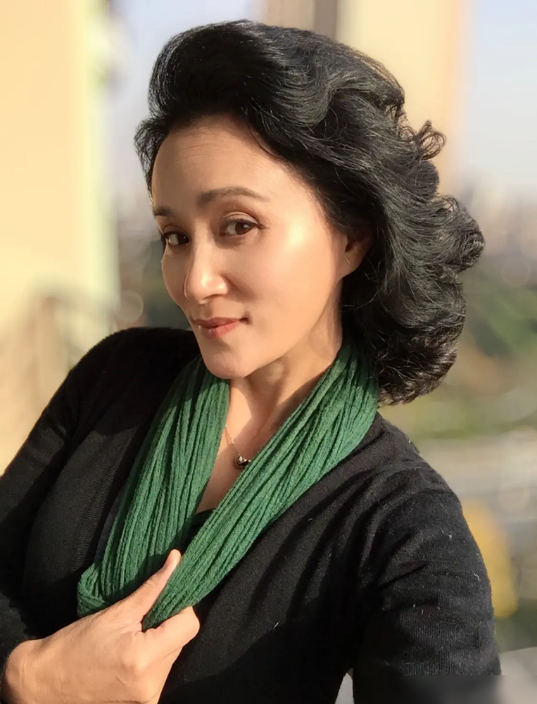 压了12年的剧零宣传空降，竟扯开了婚姻里最难堪的遮羞布。
娄艺潇拍《别对爱撒谎》时，还是那个人气爆棚的胡一菲，可在这部剧里，你找不出半点喜剧的影子。
她演的郝乐意，跟马跃那几个人的感情纠葛，把年轻夫妻间的冷战、猜忌和貌合神离，演得让人背后发凉。
本以为十多年前拍的陈年老剧早该过时了，谁知道放到
