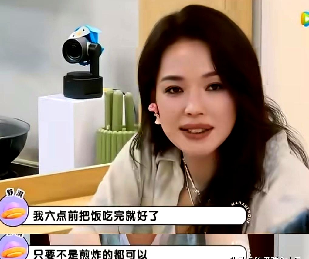 舒淇这保养路子，说实话比那些动辄几十万的贵妇针剂实在多了。
每天六点前解决晚饭，
