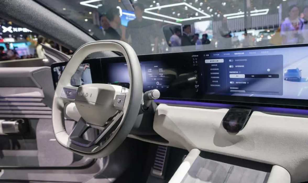 第三方公司把上汽奥迪E7X卖到欧洲，价格比欧洲车便宜

虽然上汽奥迪并没有计划将专门面向中国市场打造的AUDI E5和E7X两款车出口欧洲，但是有第三方公司抢先做到了。一家面向欧洲和中东的汽车出口公司华汽（Auto China）已经在欧洲官网上线了两款AUDI车型，尽管增加了运输和认证成本，但是顶配版AUDI E5 ​