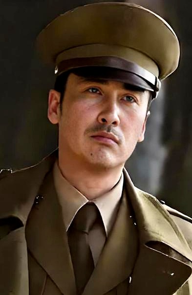 现在的谍战剧动不动就油头粉面谈恋爱，回头再看2007年柳云龙和李小冉主演的《功勋》，才明白老牌谍战剧到底有多硬核
 

柳云龙在戏里直接一人分饰两角，以身入局顶替日本间谍潜伏核心，眼神里全是如履薄冰的算计与信仰。李小冉也是气质清冷、戏路干净，冒死窃取绝密布防图，温柔外表下全是巾帼特工的决绝
 

没