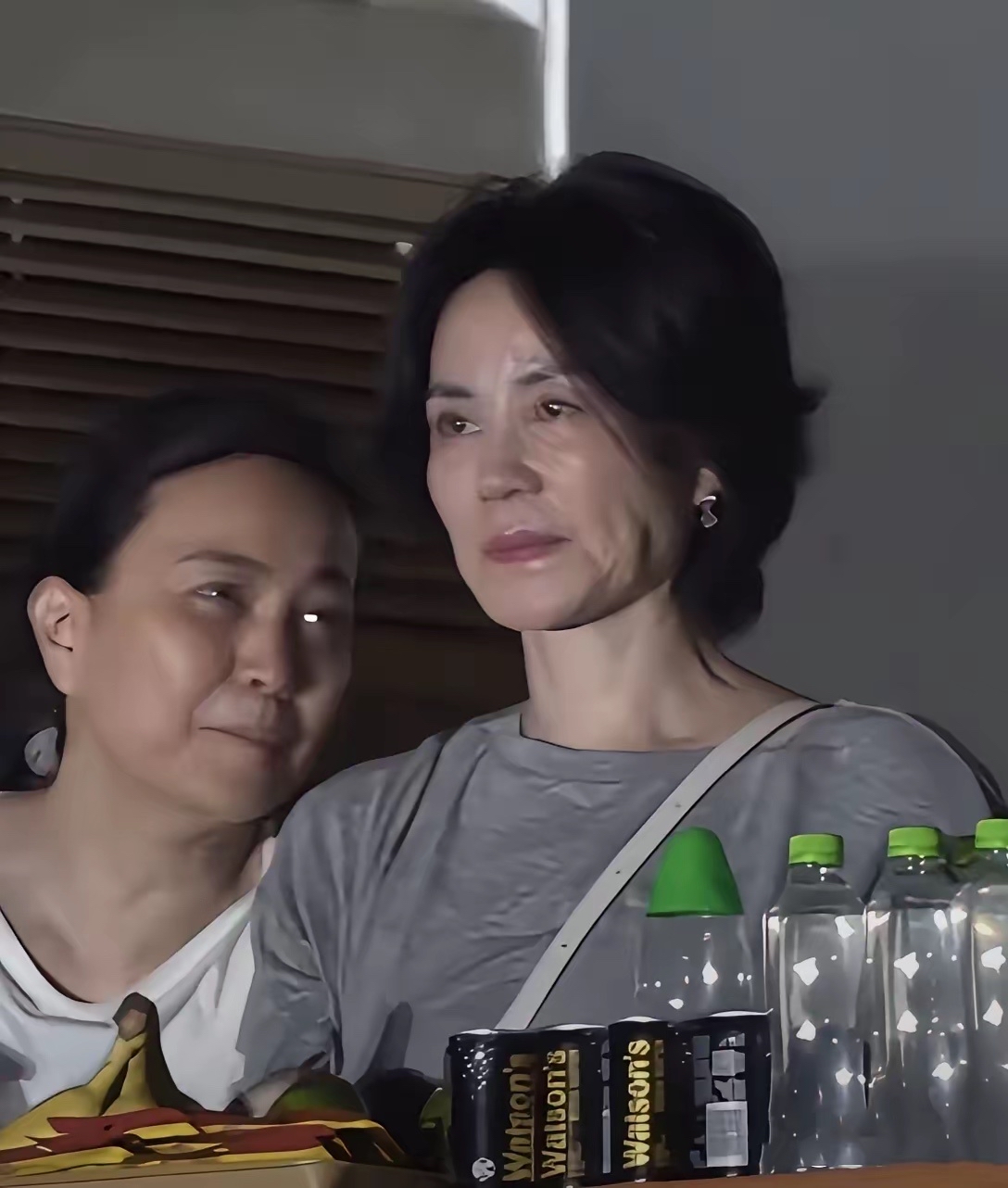 57岁王菲现身那英演唱会，近距离照片能看出来，王菲真的有点老了，但镜头放远看整体状态还是非常好的，毕竟年龄在那了，年轻时王菲真的是长相实力都是一顶一的，现在又得到了谢霆锋的爱，人格魅力也很强大！她确实很优秀……
