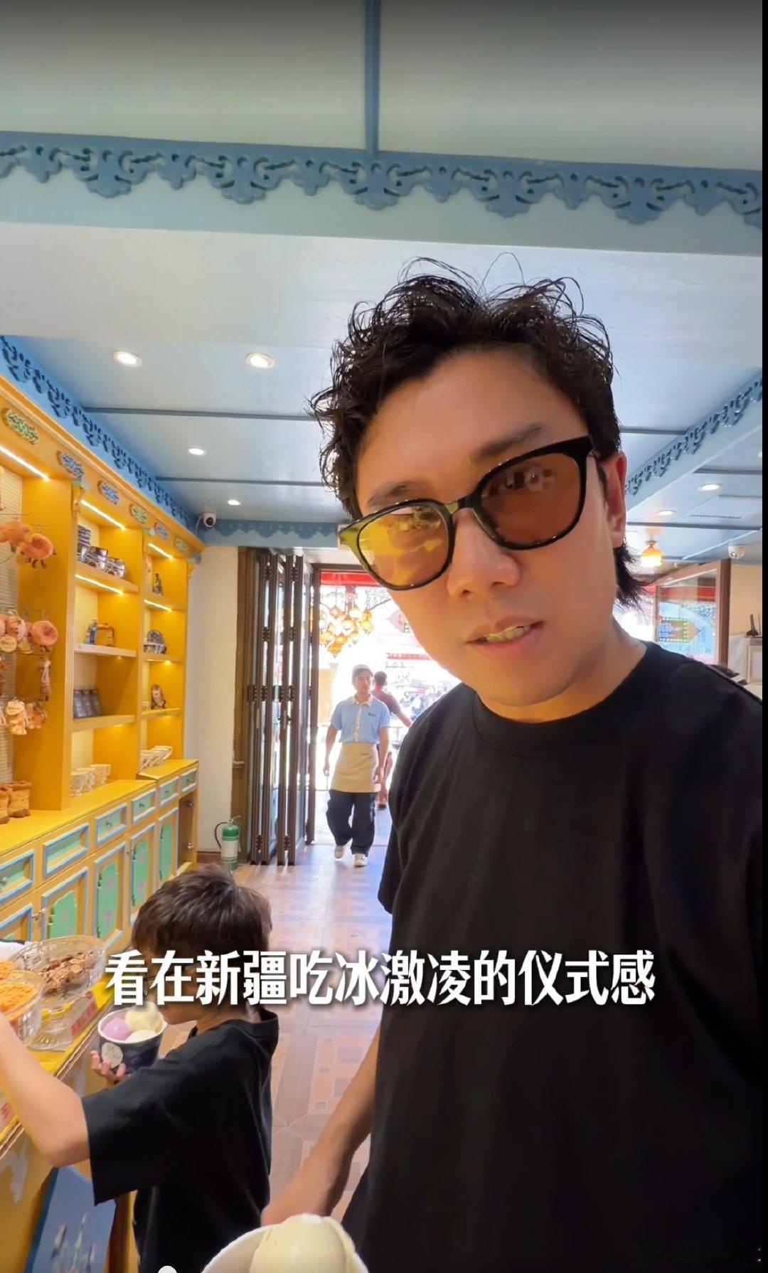 小家伙眨着眼许了两个愿望，爸爸没推脱，直接开向新疆。腾势 N8L 够大够能装，孩子、小狗、玩偶、活羊，全塞进去刚合适。不是多厉害的事，就是当爸的乐意陪孩子闹一闹。车里那些嘻嘻哈哈的快乐，大概就是童年最亮的纪念品。 ​