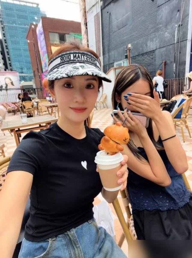 41岁李念带14岁女儿逛街，被当成姐妹冲上热搜。镜头怼脸，皮肤紧得离谱。这次她特意没带小儿子，就母女俩，买完衣服吃火锅收尾。
好多人还停在“海藻”那会儿，觉得她嫁富商就是当阔太。结果人家在美国千平豪宅里，早上亲自烙土豆饼，带三个孩子，还抽空考了家庭教育指导师证。
接戏只接尊重女性、不耽误带娃周期