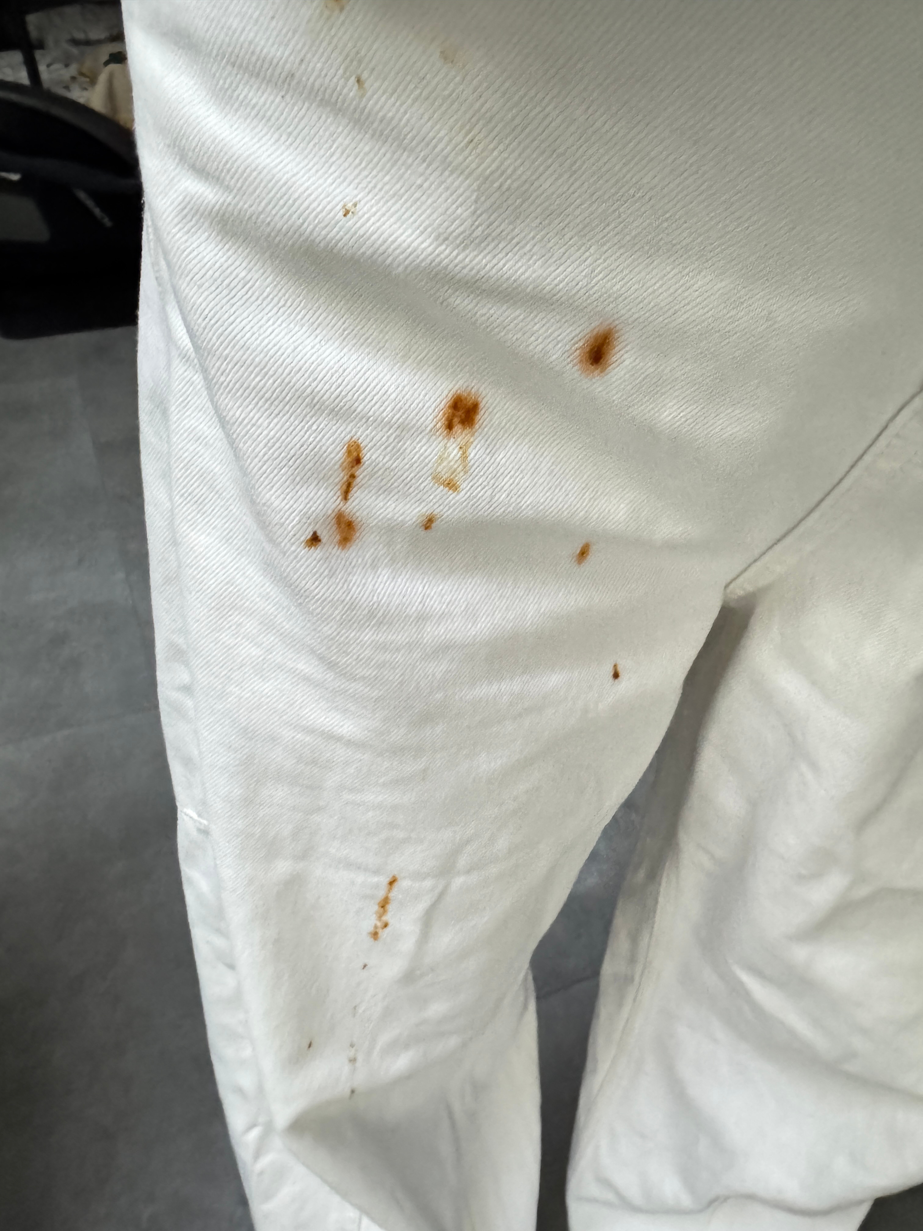 奔溃时刻[允悲][允悲]，怕溅到白衣服上换了上衣，裤子又遭殃了。
    今天跟小领导呛呛了几句，真的是，领导不都是解决问题处理问题的吗？她怎么总提出问题和反问？真的忍不了太久，舒畅。二领导就不错，任何事情发生都是第一时间处理，并安慰，不会反问句式说话。#生活的模样#

#李梦耍大牌事件#别的 ​