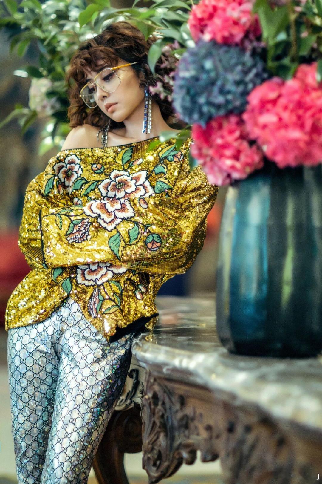 蔡依林就是行走的衣架子，这套Gucci的衣服除了她，还有谁能穿得这么美？ ​