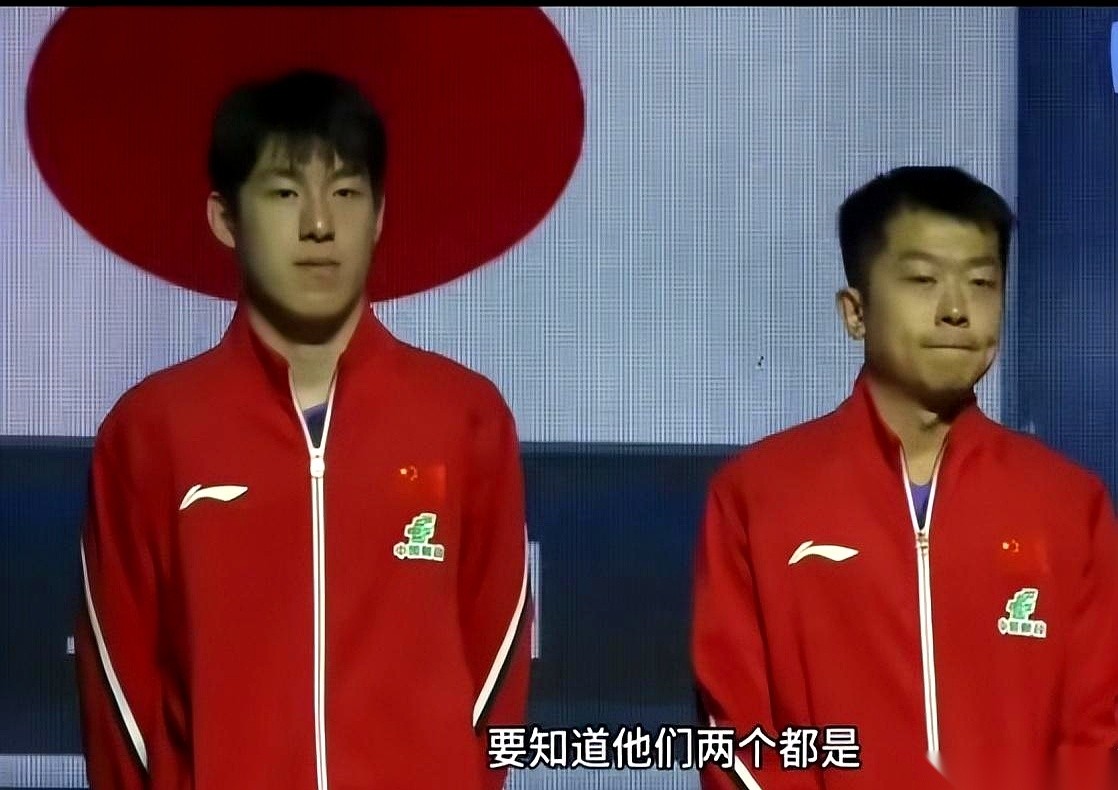 昨晚亚锦赛男双颁奖，袁励岑和温瑞博直接走下领奖台拒绝领奖。
两人拼下的银牌就在台上，但背后大屏却把国旗图样放错了。
赛会组织方至今没有一套刚性且可追溯的复核流程。
说真的，换成一般人站在那个位置，可能当时就懵了。
温瑞博先看出了背景标识不对劲，跟现场示意之后，袁励岑一步迈下台阶，温瑞博也跟着退了下来