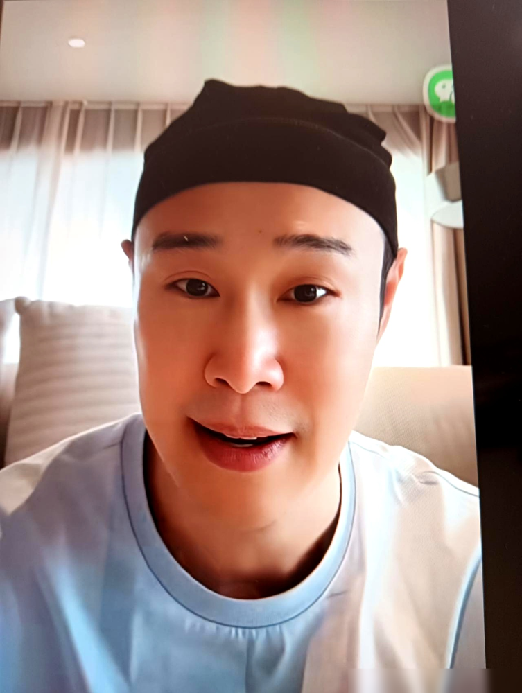 小沈阳包头开直播，脑袋上扣个白网兜，网友刷屏说像套了只袜子。他没急眼，直接摘下来往桌上一扔，咧嘴来一句：这不省了买帽子的钱吗。
聊到沈春阳，他也没藏着掖着，说媳妇在家带孩子比他累，出来唱歌得给人把钱挣回去。全程没剧本，弹幕问啥接啥。
早些年他也试过直播卖白酒，一晚上20多单退16单，厂家直接开喷