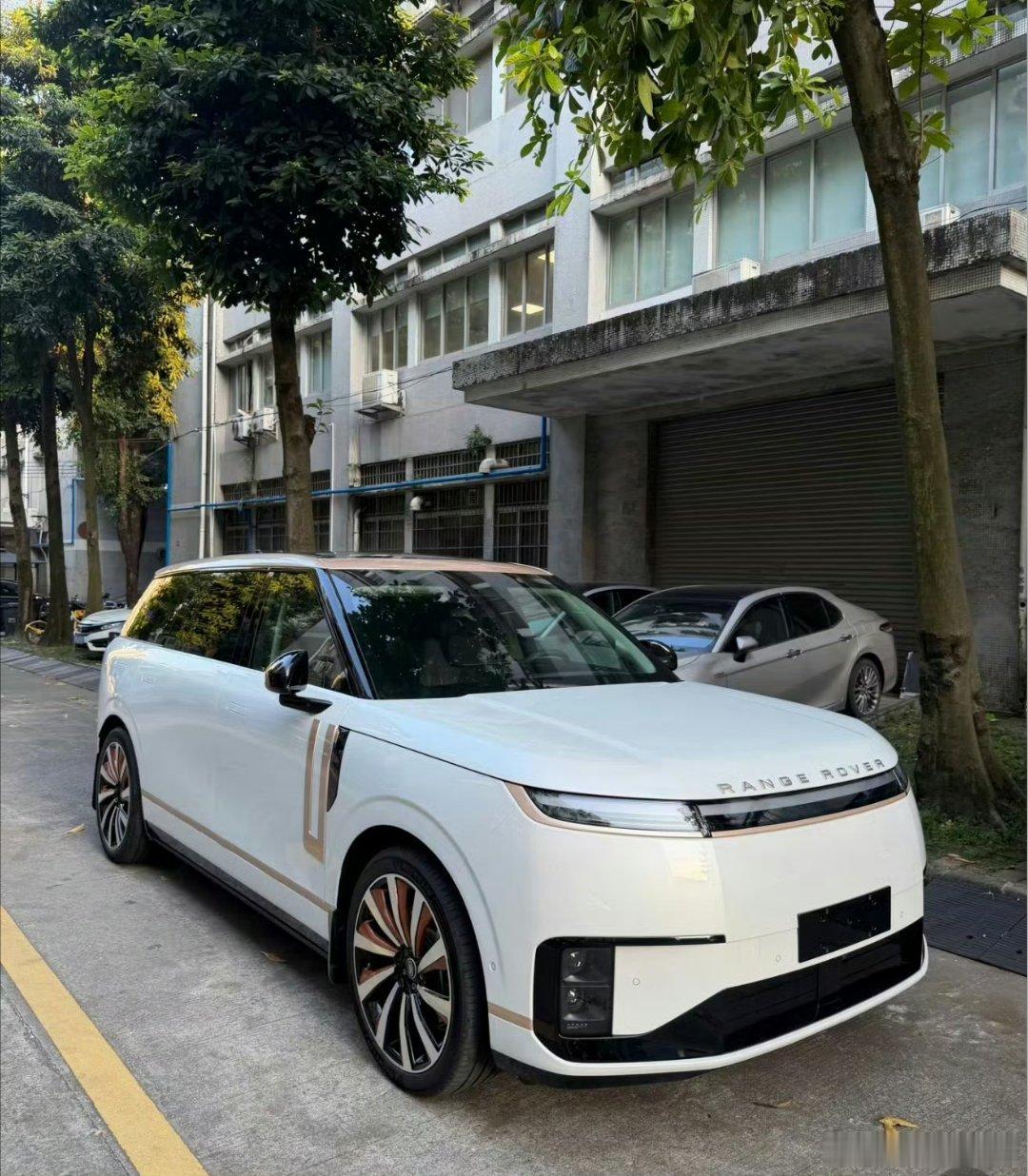 #大湾区揽胜#有人给小鹏GX换上了路虎标😎[哈哈]

Range Rover
#路虎揽胜# ​