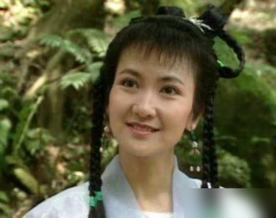 38岁演白娘子，29岁反串许仙，当年被嫌显老，如今却成绝版。
1992年《新白娘子传奇》首播，赵雅芝38岁，叶童29岁。观众骂演员太成熟，导演却咬死：要的就是这份韵味。赵雅芝的古典气，叶童的英气反串，硬是把年龄差演成了角色魂。
再看《大明宫词》，周迅接陈红，少女到成年，观众照样买账。可如今呢？磨
