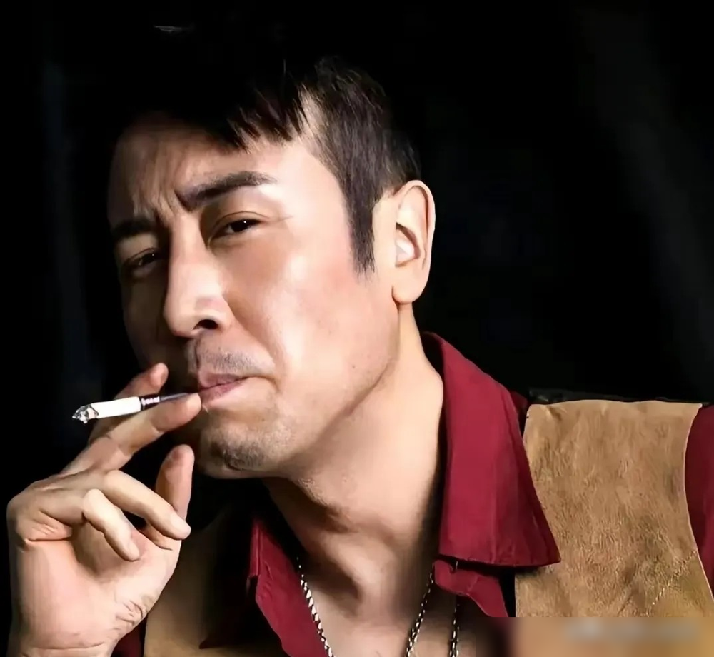 于和伟红着眼说，三哥，这房你必须收。三哥摆手，你挣点钱不容易，留着给闺女。
没人信，这个演曹操演刘备的男人，3岁丧父，靠大姐奶水活下来。家里9个孩子，穷得叮当响。结婚就花了400块，妻子宋林静跟着他住筒子楼，没一句怨言。
后来《新三国》爆了，片酬翻了几十倍。他做的第一件事，不是换车换房，是把8个