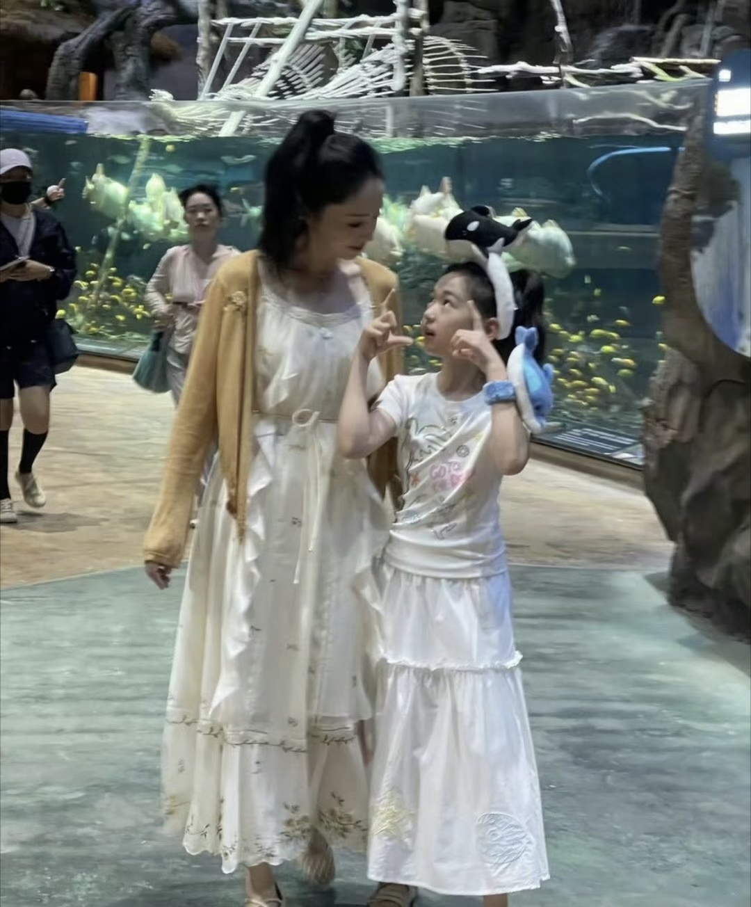 46岁董璇带10岁女儿逛珠海长隆，没助理没保镖蹲路边买薯塔，网友：离婚后一个人带娃，这状态也太松弛了吧