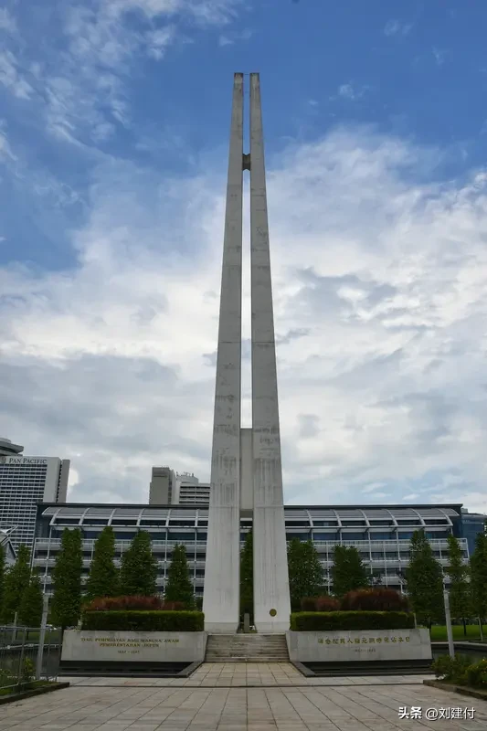 高市早苗抗议俄罗斯伤害日本人感情 高市早苗嚷嚷着俄罗斯伤害了日本人的感情，她这次的抗议可真有点离谱。俄罗斯在哈巴罗夫斯克揭幕的那座15米高的战胜日本纪念碑，明明就是纪念二战反法西斯胜利的正当历史表达，主体是苏联士兵劈碎刻着“大日本帝国”和菊花纹章的界碑，旁边的方尖碑还刻着当年参与远东战役的各方面军司